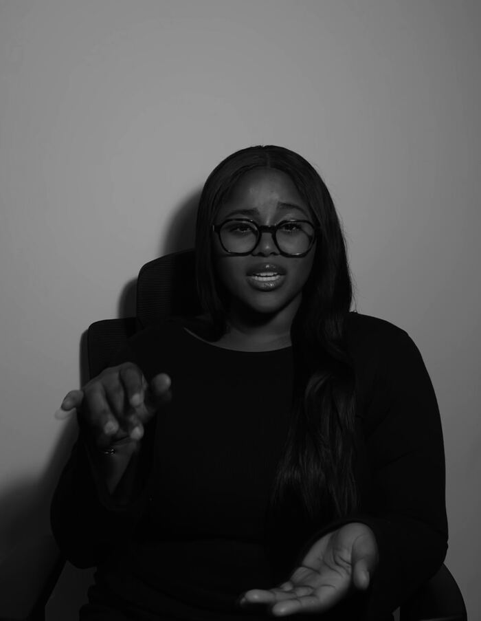 Jémima Egla en pleine prise de parole, en noir et blanc