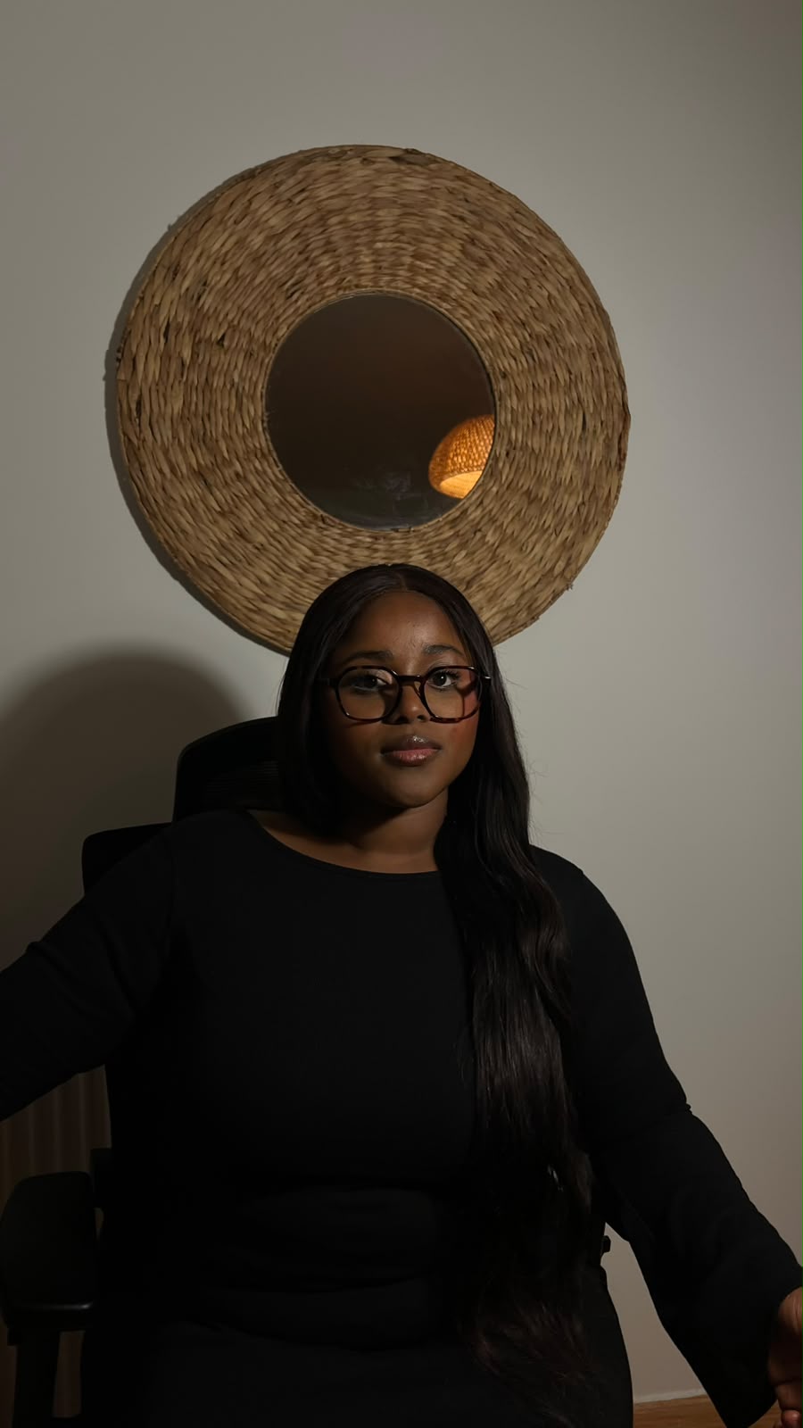 Jémima Egla assise, dans une pose majestueuse